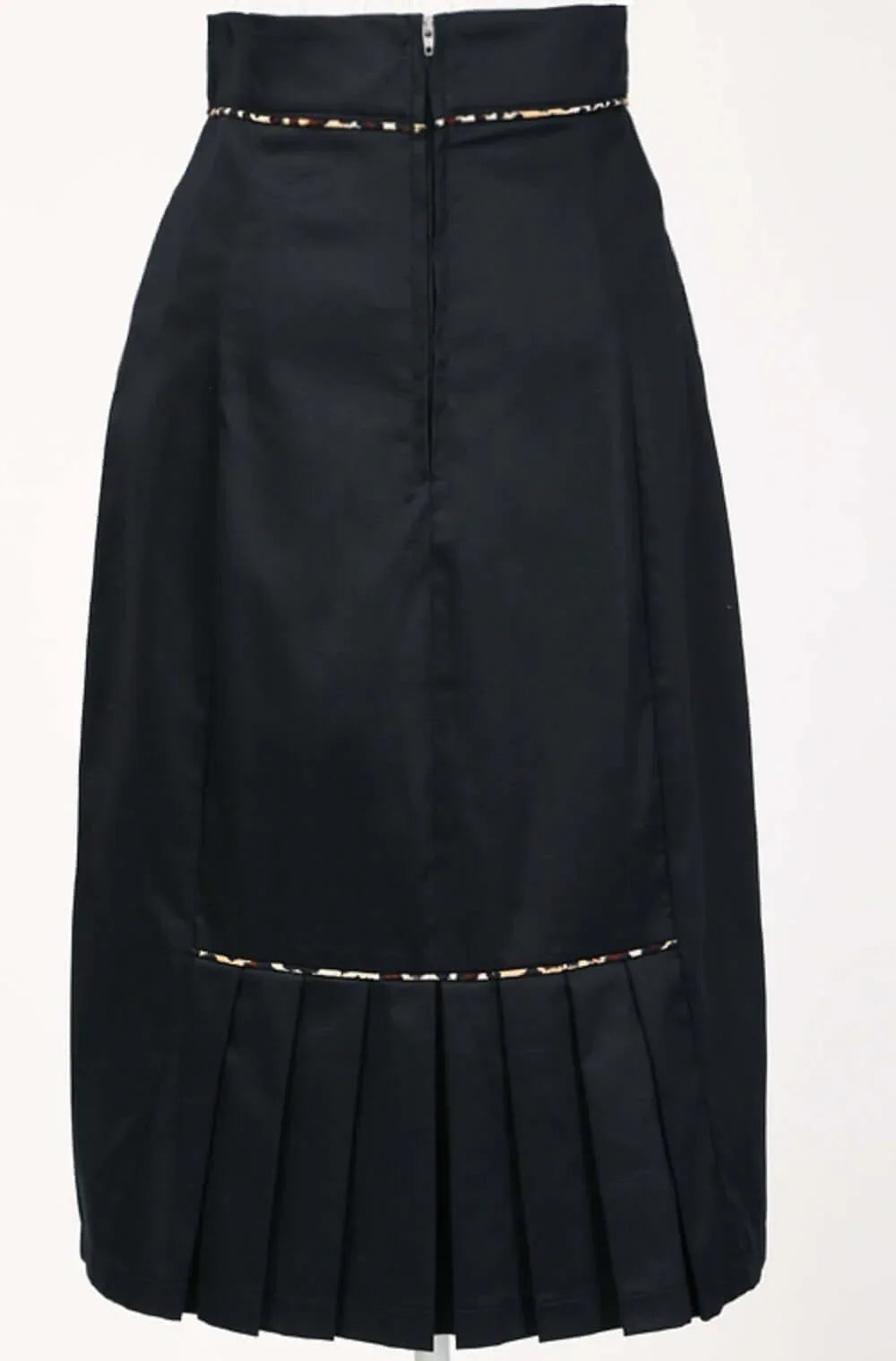 Elegant black pencil skirt with leopard piping, featuring pleats for a sophisticated and feminine silhouette.